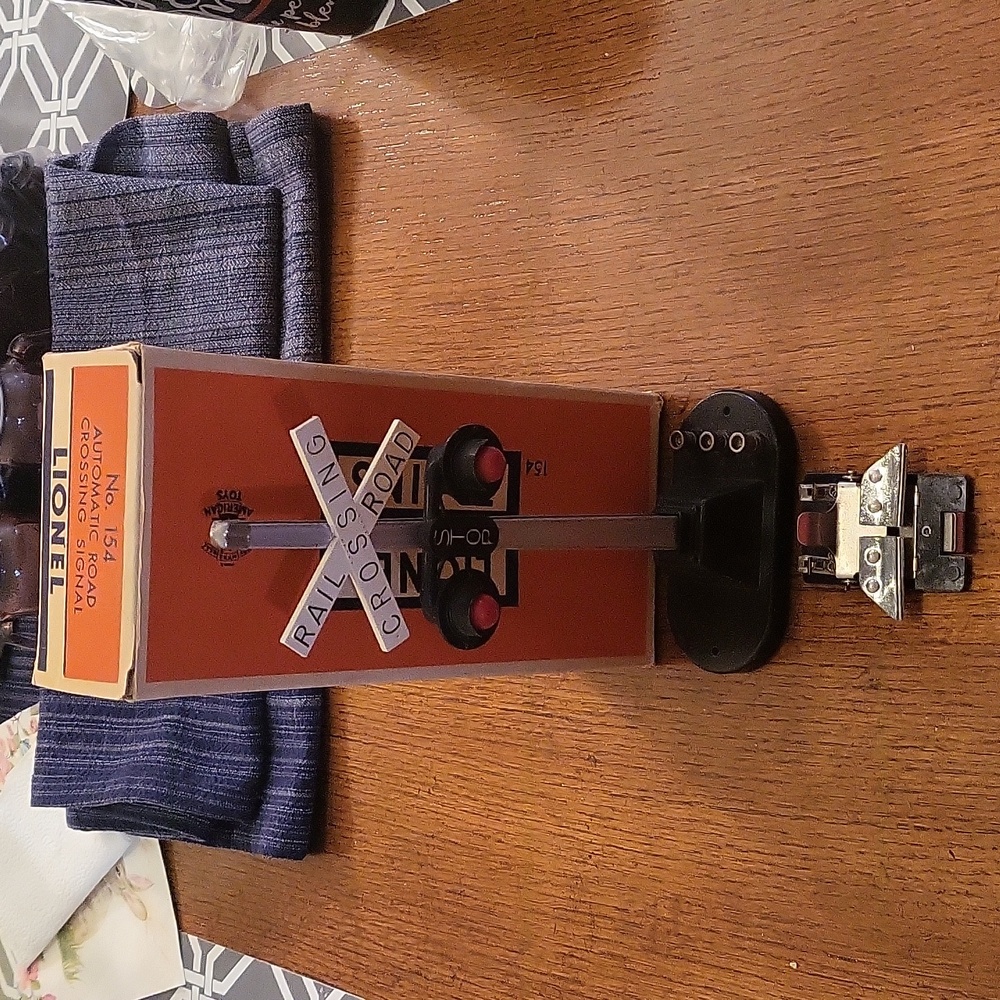 Lionel Trains 154 Crossing Signal with 154C Track Connector and Original Box